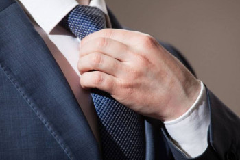 Фотография к новости: Чиновник Минэнерго извинился за визит супруги в подпольно работающий бар