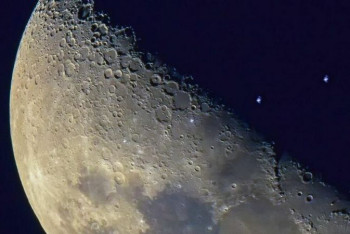 Фотография к новости: В тенях от неровностей на Луне может прятаться лед