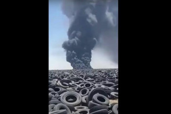 Фотография к новости: В Кувейте горит крупнейшая в мире свалка покрышек