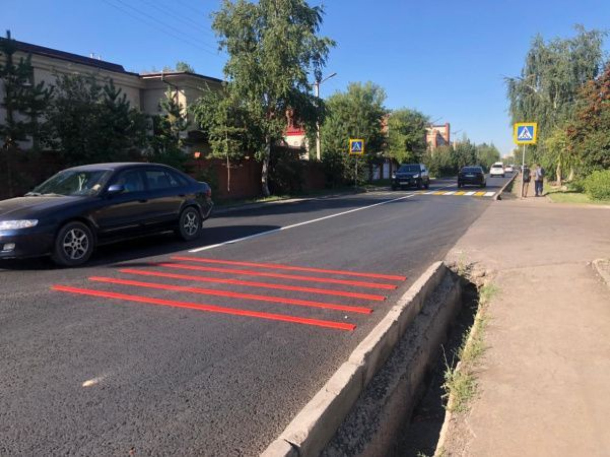 Красные шумовые полосы установили перед пешеходными переходами в Нур-Султане