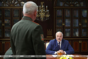 Фотография к новости: Лукашенко поручил силовикам закрыть границу от "фашиствующей демократии Запада"