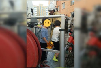 Фотография к новости: Закрытых в квартире детей эвакуировали с балкона многоэтажки Нур-Султана