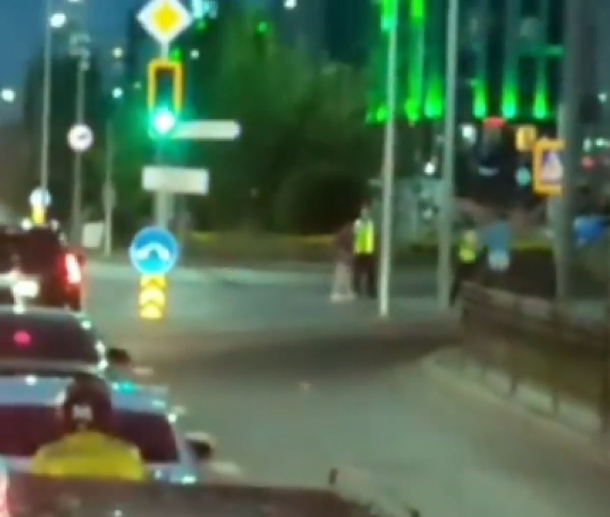 Танцующую в центре Нур-Султана девушку попросили не отвлекать водителей