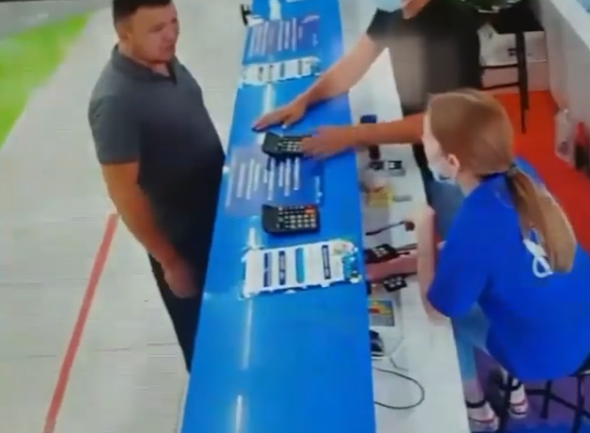 Мужчина кинул калькулятор в девушку: видео прокомментировали в полиции Алматы