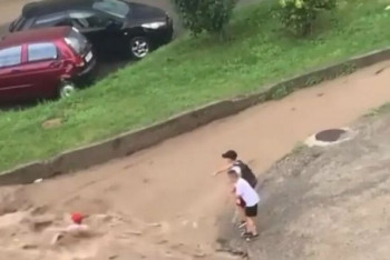 Фотография к новости: Переходившего дорогу мальчика снесло потоком дождевой воды в Красноярске