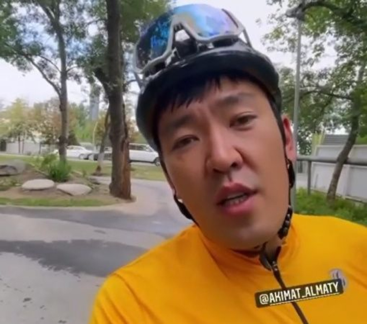 "Буду сбивать бабок" − видео известного блогера возмутило замначальника ДП Алматы