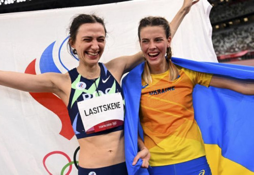 Фотография к новости: Украинскую легкоатлетку вызывают в Минобороны из-за фото с российской спортсменкой