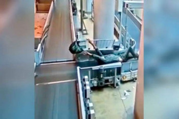 Фотография к новости: Пьяный мужчина прокатился на багажной ленте в Шереметьево