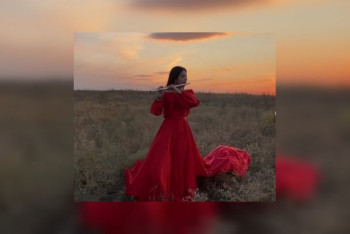 Фотография к новости: Алматинка посвятила мелодию на флейте пострадавшим от пожаров жителям Турции