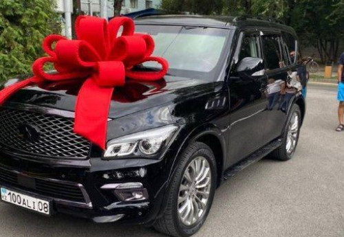 Фотография к новости: Казахстанский борец-олимпиец получил новый "Инфинити"