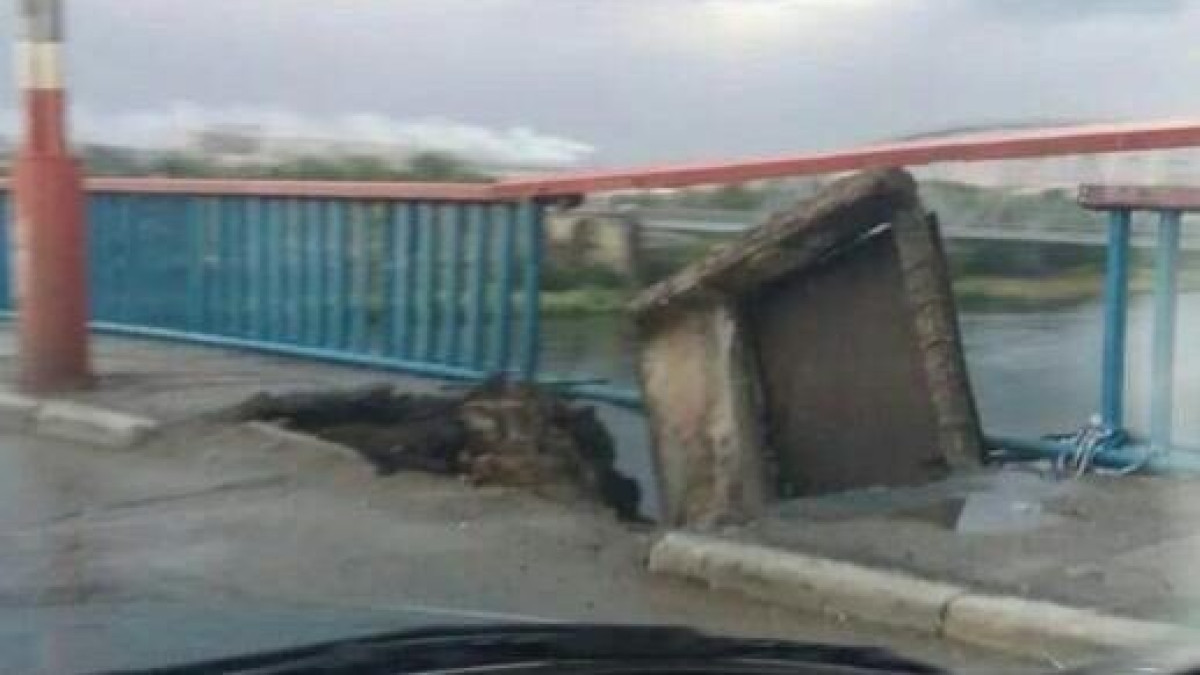 Автогужевой мост в Семее разваливается на глазах. Видео