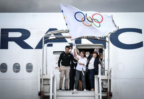 Фотография к новости: Олимпийский флаг прибыл во Францию для Игр-2024