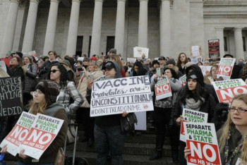 Фотография к новости: Розыгрыши золотых слитков и Rolex: как в мире борются с противниками вакцинации