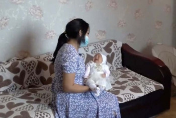 Фотография к новости: Двухмиллионной жительнице Алматы подарили коляску