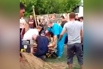 Фотография к новости: О состоянии провалившегося в большую яму малыша рассказали врачи Костаная