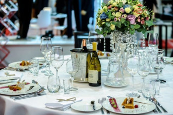 Фотография к новости: Гости банкетов в Темиртау бежали от проверяющих через степь и напали на видеооператора