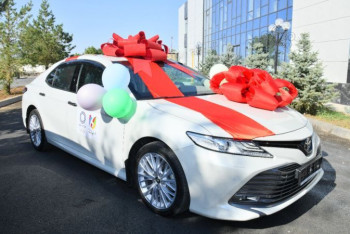 Фотография к новости: Призерам-каратистам Олимпиады Шымкент подарил автомобили