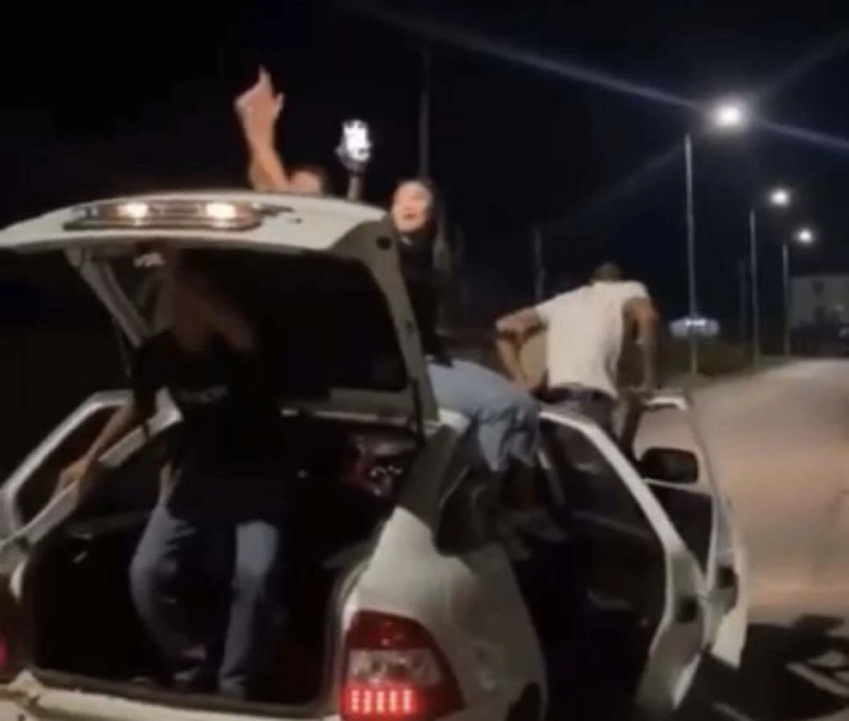 Катались на крыше и капоте авто: молодых людей наказали в Атырау