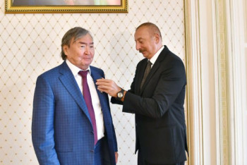 Фотография к новости: Олжаса Сулейменова наградили азербайджанским орденом