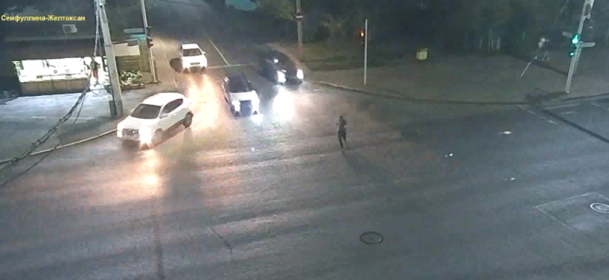 Мужчина танцевал посреди дороги в Нур-Султане