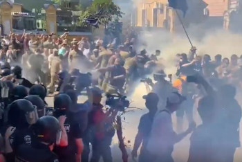 Фотография к новости: Националисты атаковали резиденцию Зеленского в Киеве