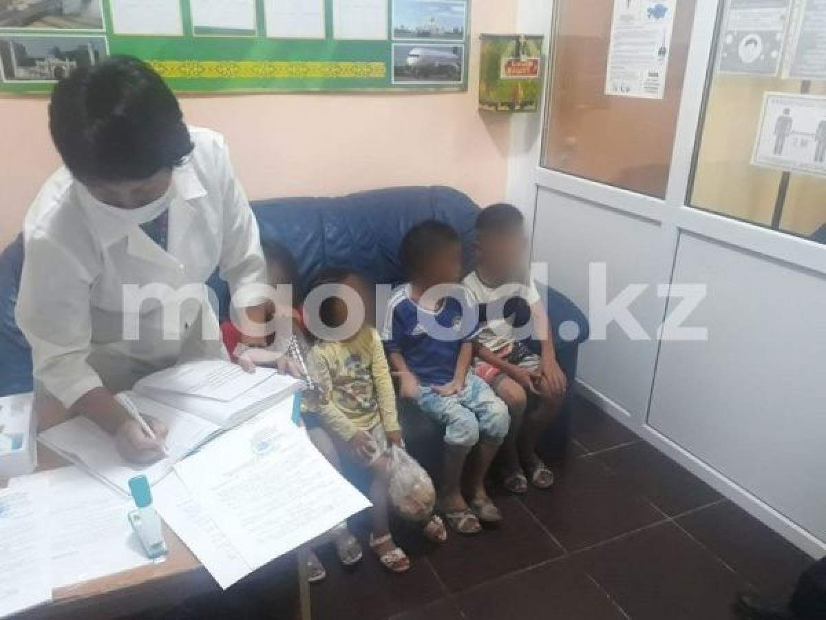 Сидели на балконе: четверых детей забрали у жительницы Атырау