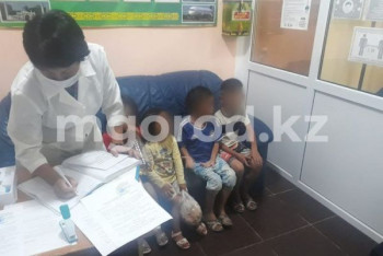 Фотография к новости: Сидели на балконе: четверых детей забрали у жительницы Атырау