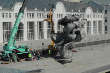 Фотография к новости: Скульптуру в виде огромного кома глины установили в Москве