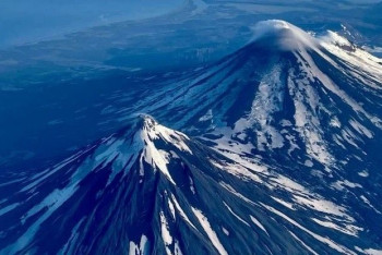 Фотография к новости: На Аляске извергаются сразу три вулкана