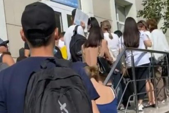 Фотография к новости: Десятки абитуриентов собрались у "приемной комиссии" медуниверситета в Нур-Султане