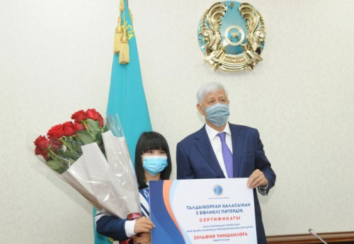 Фотография к новости: Зульфие Чиншанло и Игорю Сон вручили ключи от квартир