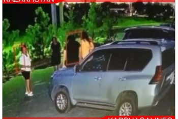 Фотография к новости: Казахстанки устроили фотосессию на капоте чужого Land Cruiser. Их ищет полиция