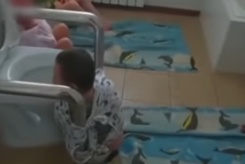 Фотография к новости: Привязали к унитазу: видео из интерната для детей-инвалидов появилось в Сети