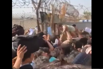 Фотография к новости: Афганцы пытаются спасти своих детей и перебрасывают их американским военным