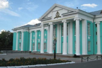 Фотография к новости: Выселиться из подаренных квартир просят актеров театра в Петропавловске