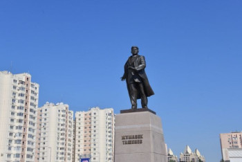 Фотография к новости: Памятник Жумабеку Ташеневу открыли в Нур-Султане