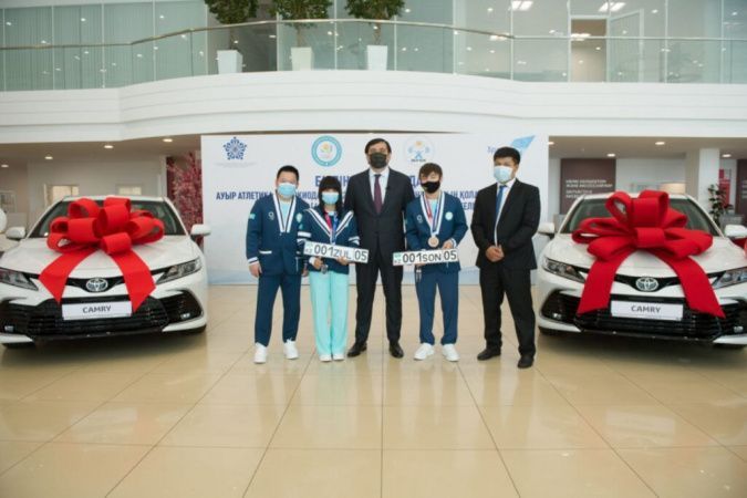 Фотография к новости: Camry с именными автономерами подарили Зульфие Чиншанло и Игорю Сон