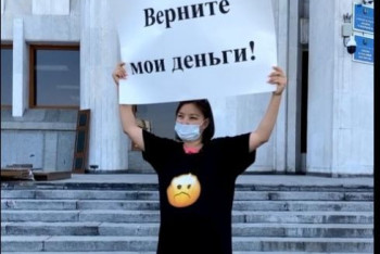 Фотография к новости: "Верните мои деньги" – журналистка вышла на одиночный пикет в Алматы