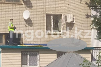 Фотография к новости: Рабочий разбился насмерть, упав с крыши многоэтажки в Уральске