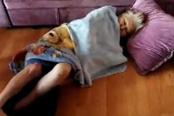 Фотография к новости: В Актау волонтеры требуют наказать сыновей пенсионерки, оставивших умирать ее в жутких условиях