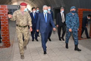 Фотография к новости: Токаев посетил учения "Кайсар-2021"