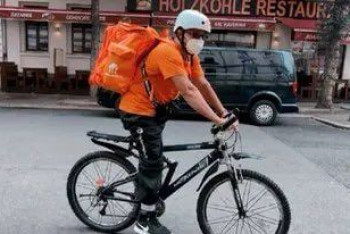 Фотография к новости: Бывший министр связи Афганистана стал доставщиком пиццы в Германии