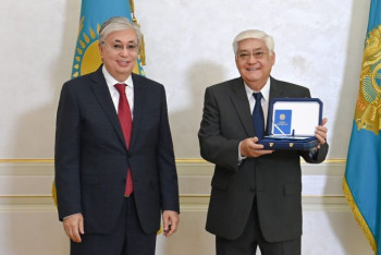 Фотография к новости: Токаев присвоил Алибеку Днишеву звание "Қазақстанның Еңбек Ері"