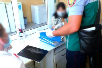 Фотография к новости: Врачей задержали за подделку паспортов вакцинации в ВКО