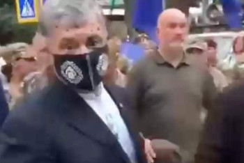 Фотография к новости: Порошенко плеснули в лицо зеленкой