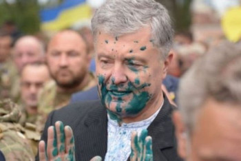 Фотография к новости: Порошенко обвинил Зеленского в причастности к нападению на него с зеленкой