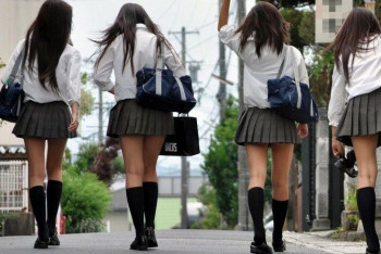 Фотография к новости: Школьницам Сеула разрешили носить цветное и кружевное белье