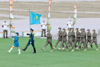 Фотография к новости: Министр обороны Казахстана приветствовал участников "АрМИ-2021" на полигоне в Жамбылской области