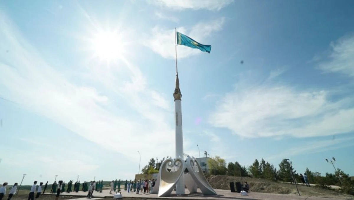 Госфлаг подняли на стометровую высоту в Кокшетау