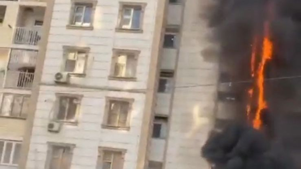 Сильный пожар в многоэтажке произошел в Шымкенте. Видео
